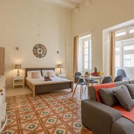 Bnbnova - Historic Duplex Apartment *